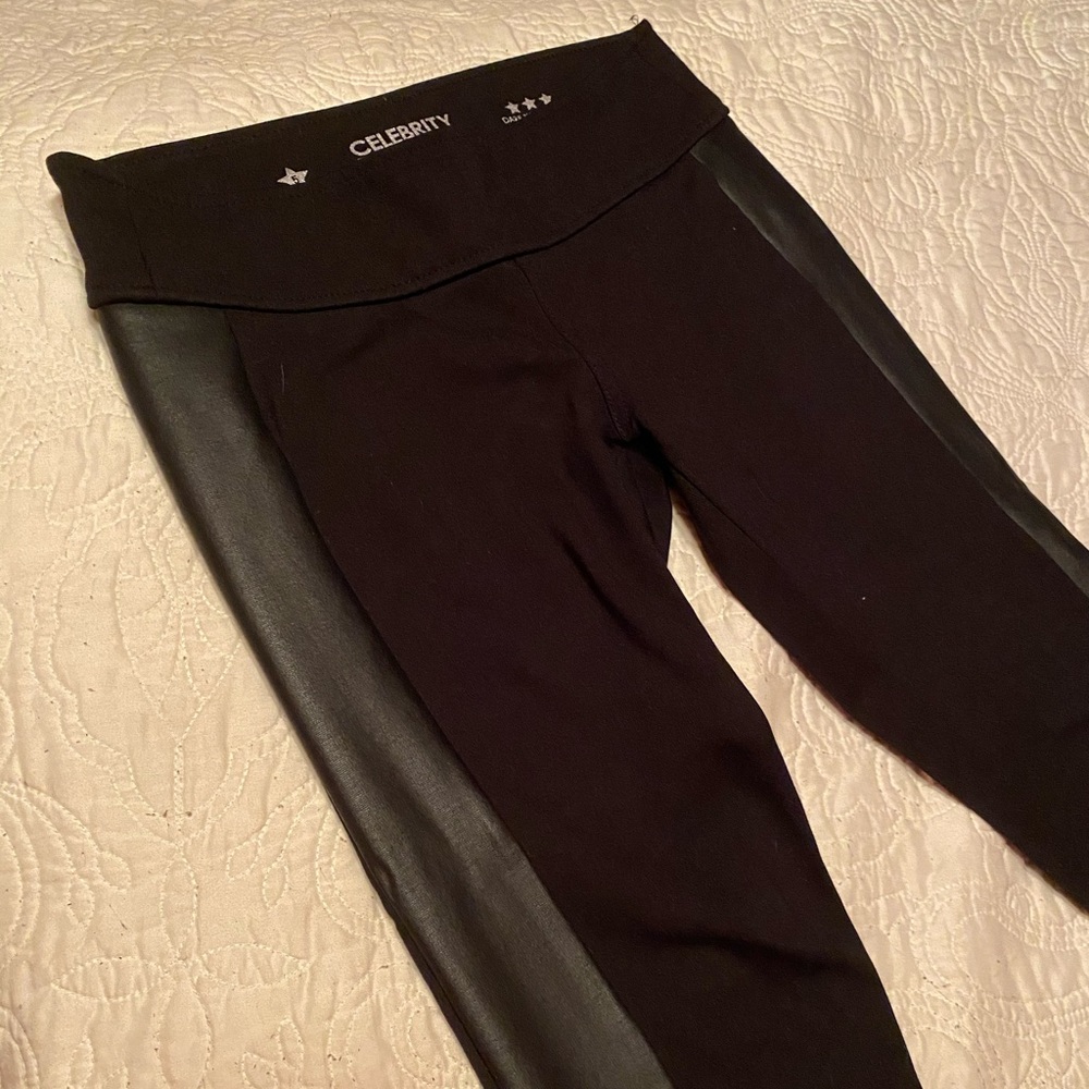 Adorable never worn black leggings w leather sides
